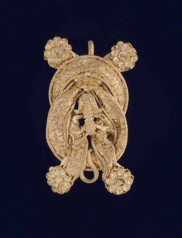 Necklace clasp in the form of a Herakles knot