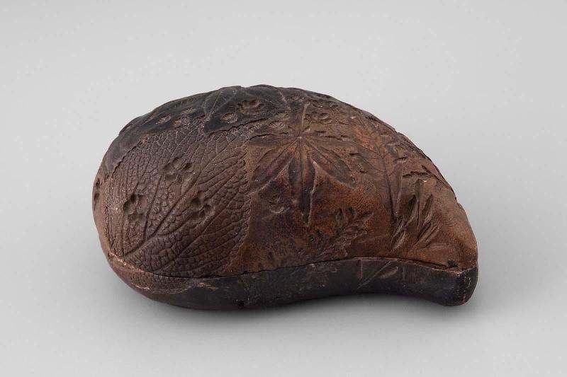 Incense box with design of impressions of leaves