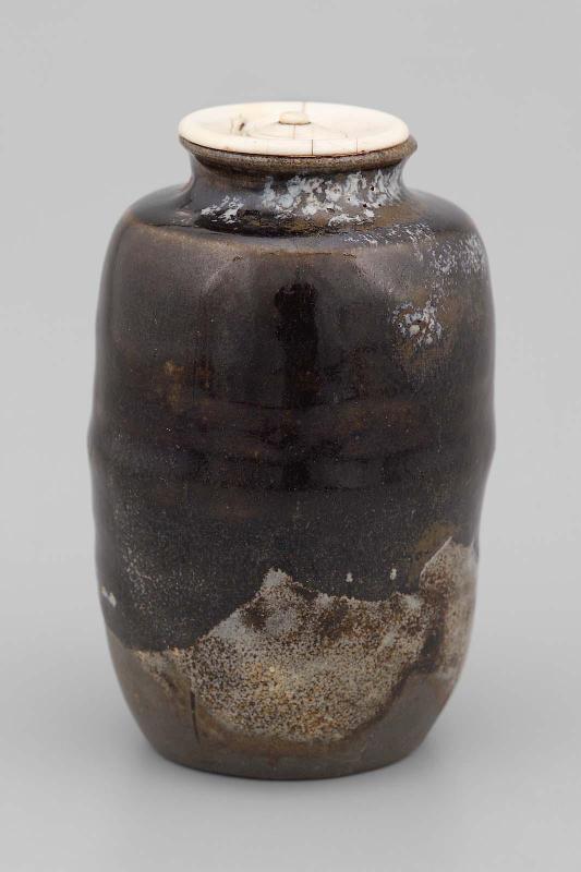 Lid to tea jar