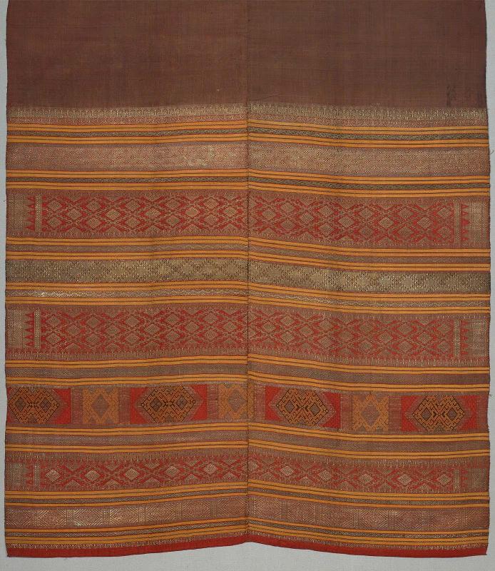 Woman's head cloth or shoulder cloth (tengkuluak or kain sandang, selendang)
