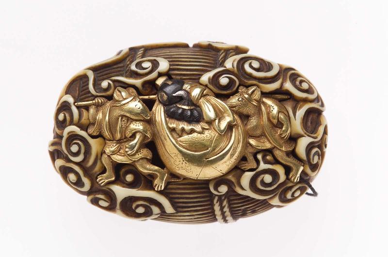 Kagami netsuke with design of two rats carrying Daikoku's sack and mallet on a pole; bowl in the form of a rice bale