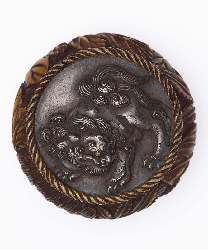 Kagami netsuke with design of shishi; bowl carved with a leafy branch