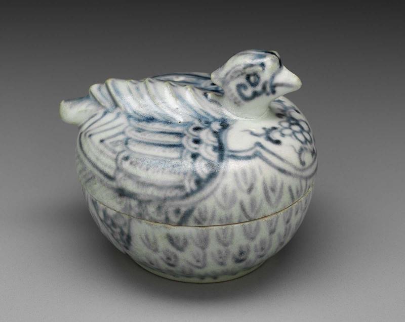 Covered box with lid molded in pheonix