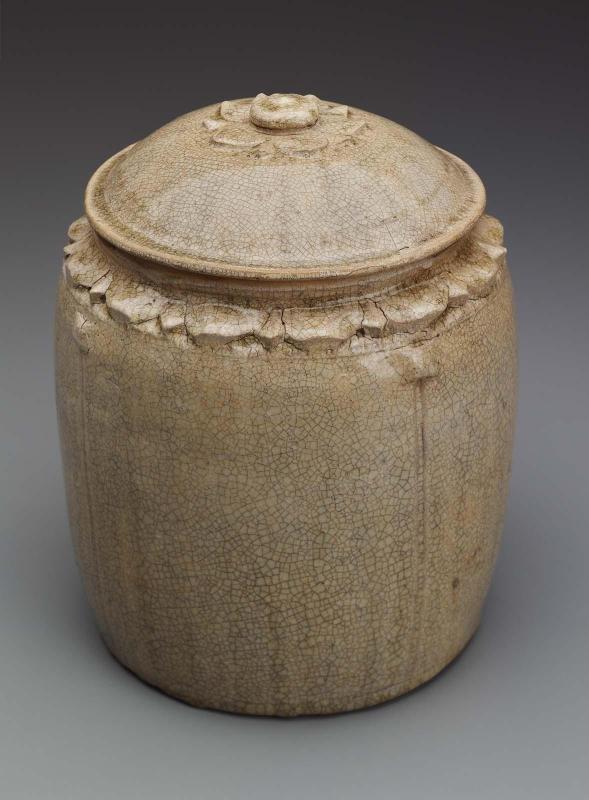 Covered urn