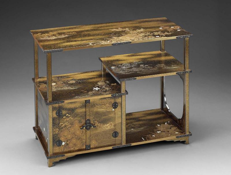 Set of lacquer shelves with design of flowers of the four seasons in maki-e