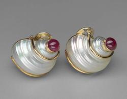 Pair of earrings