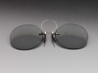 Sunglasses in two parts (glasses and case)