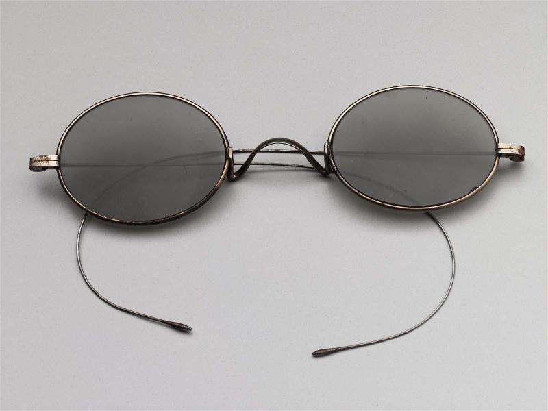 Sunglasses in two parts (glasses and case)