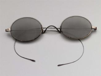 Sunglasses in two parts (glasses and case)