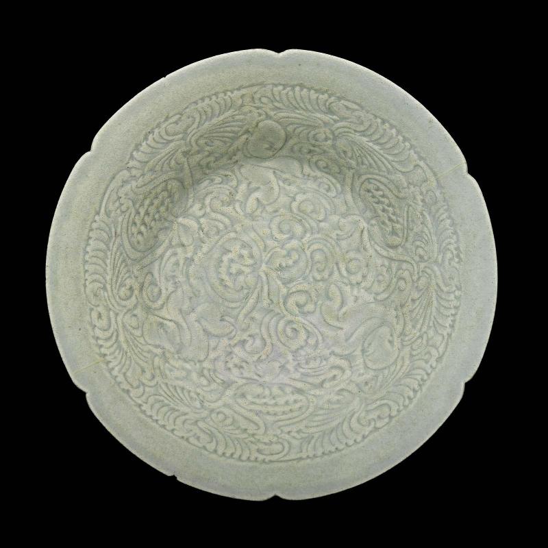 Dish with foliate rim and babies playing in a lotus pond